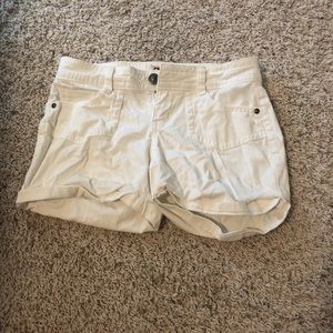 white levi shorts